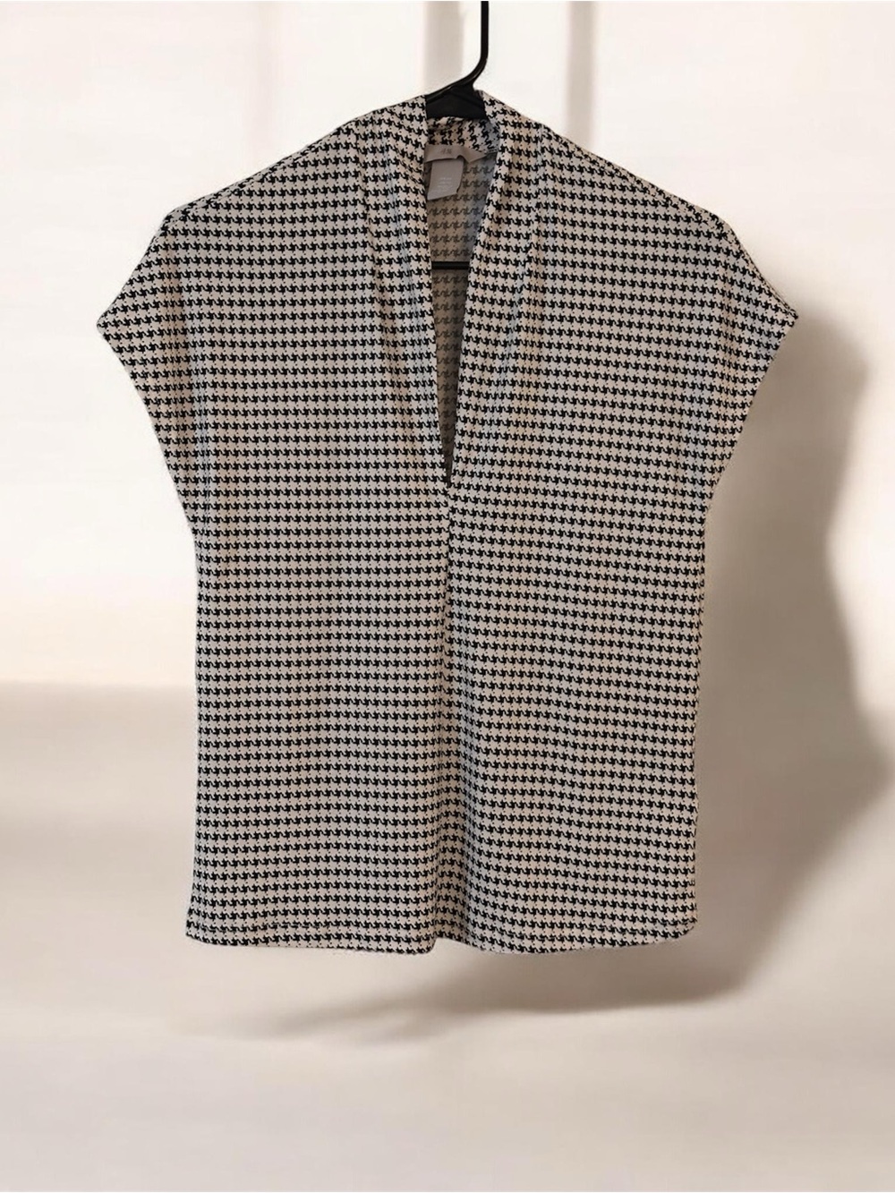 H&M Black and White Houndstooth Knit Top